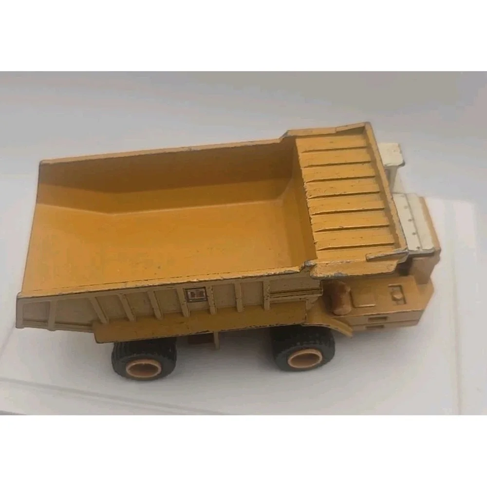 The ERTL Co. International Harvester Hydraulic Earth Mover Dump Truck Diecast‎